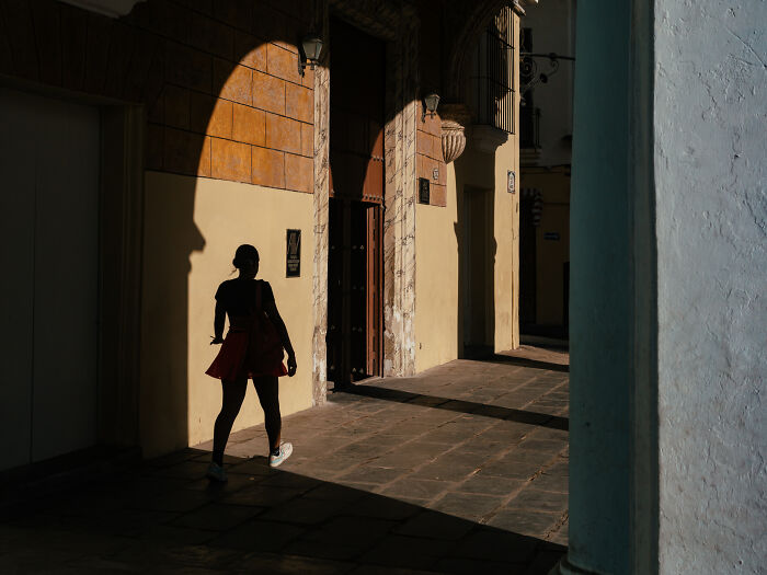 Photographer Takes 50 Unposed Street Photos That Prove Real Life Is Fascinating