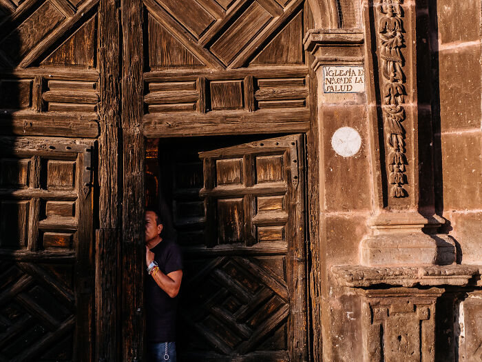 Photographer Takes 50 Unposed Street Photos That Prove Real Life Is Fascinating
