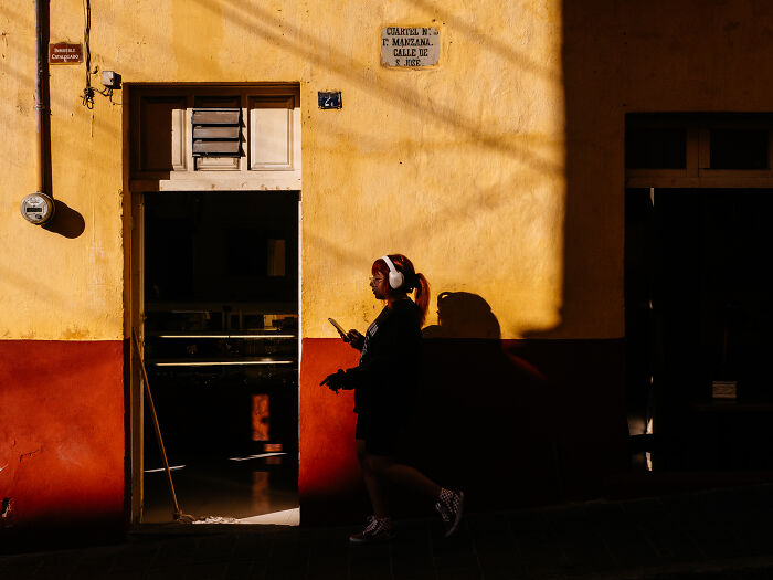 Photographer Takes 50 Unposed Street Photos That Prove Real Life Is Fascinating
