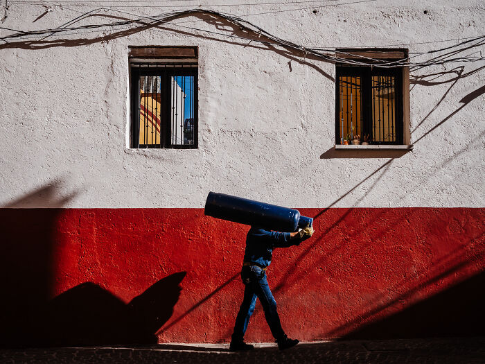 Photographer Takes 50 Unposed Street Photos That Prove Real Life Is Fascinating