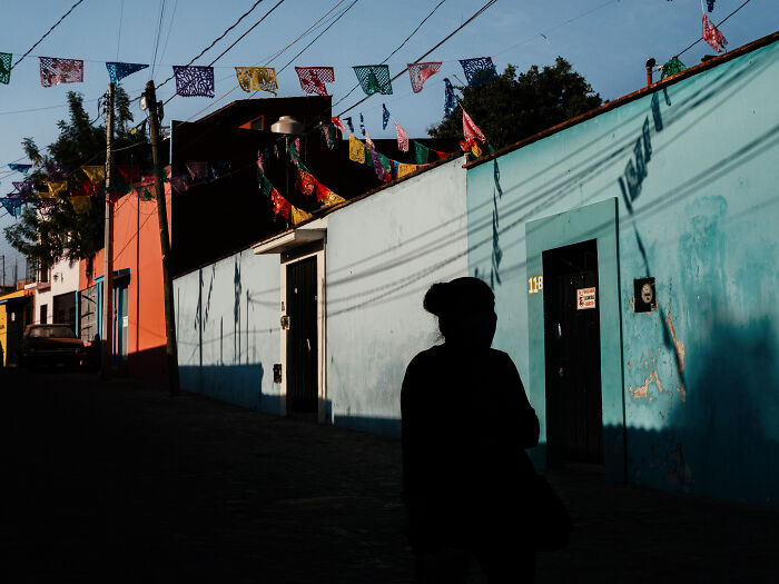 Photographer Takes 50 Unposed Street Photos That Prove Real Life Is Fascinating