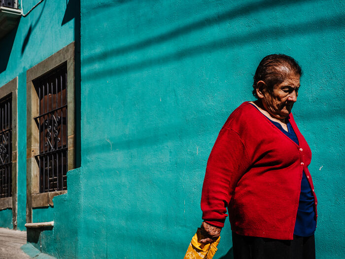 Photographer Takes 50 Unposed Street Photos That Prove Real Life Is Fascinating
