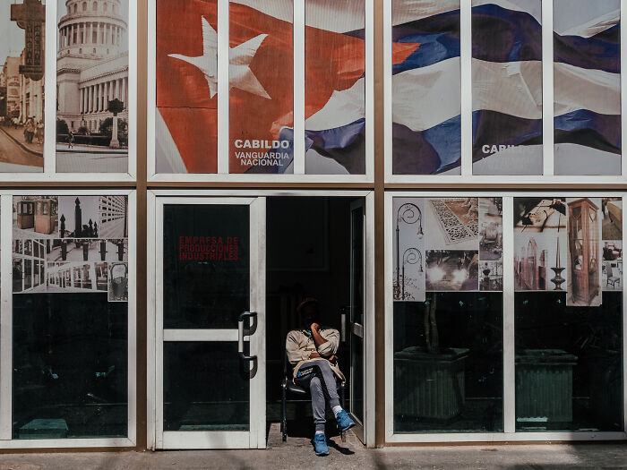 Photographer Takes 50 Unposed Street Photos That Prove Real Life Is Fascinating
