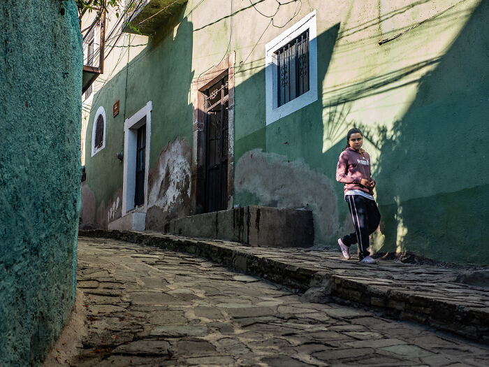 Photographer Takes 50 Unposed Street Photos That Prove Real Life Is Fascinating