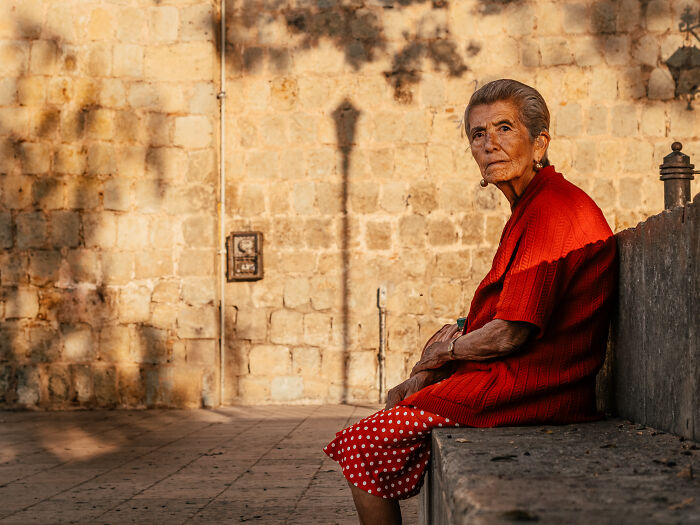 Photographer Takes 50 Unposed Street Photos That Prove Real Life Is Fascinating