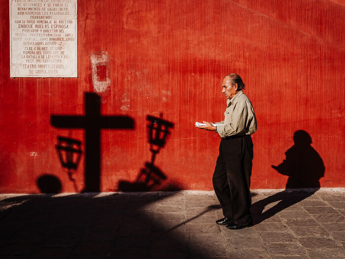 Photographer Takes 50 Unposed Street Photos That Prove Real Life Is Fascinating