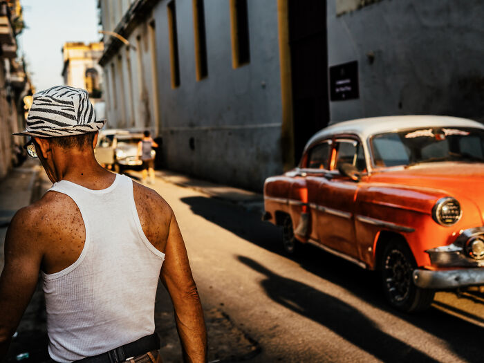 Photographer Takes 50 Unposed Street Photos That Prove Real Life Is Fascinating