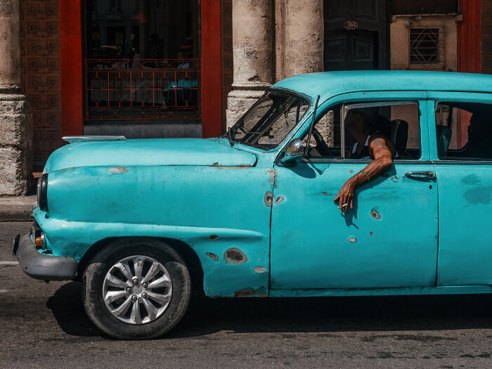 Photographer Takes 50 Unposed Street Photos That Prove Real Life Is Fascinating