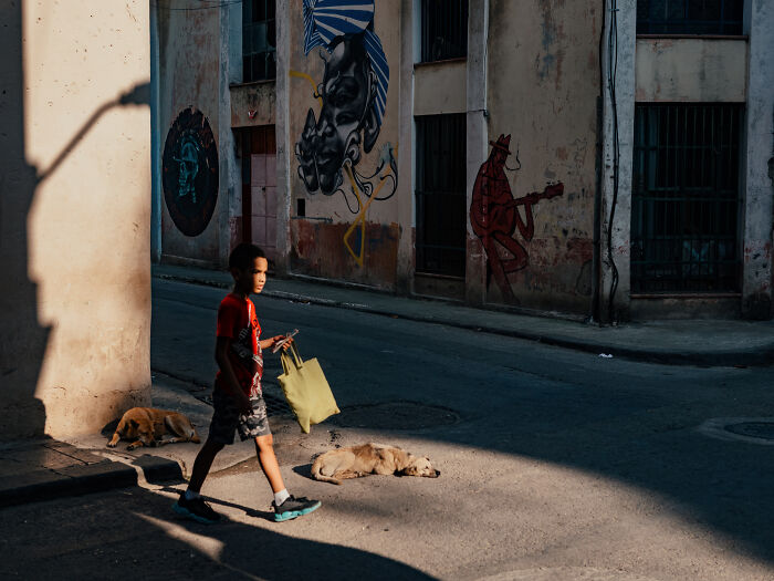 Photographer Takes 50 Unposed Street Photos That Prove Real Life Is Fascinating