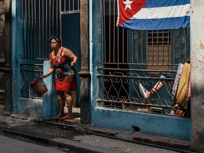 Photographer Takes 50 Unposed Street Photos That Prove Real Life Is Fascinating