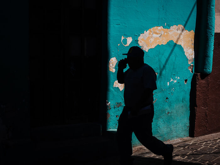 Photographer Takes 50 Unposed Street Photos That Prove Real Life Is Fascinating