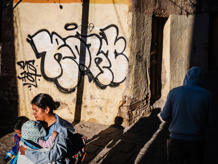 Photographer Takes 50 Unposed Street Photos That Prove Real Life Is Fascinating