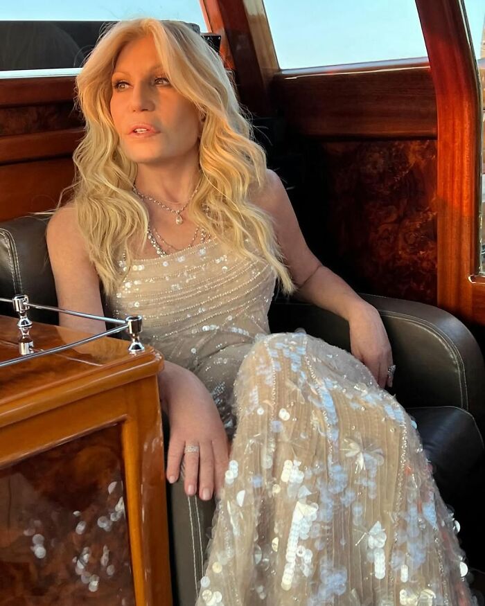Donatella Versace&#8217;s Stunning Transformation Shocks Fans Who Say &#8220;She Looks 15 Years Younger&#8221;