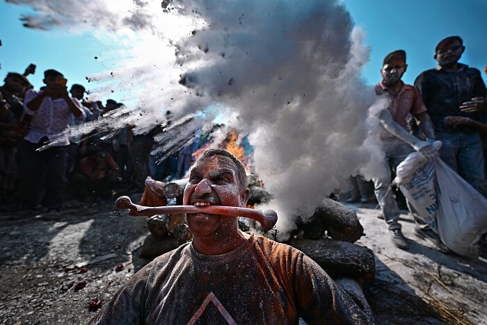 65 Dynamic Street Photography Shots Capturing India’s Heartbeat By Sammya Brata Mullick