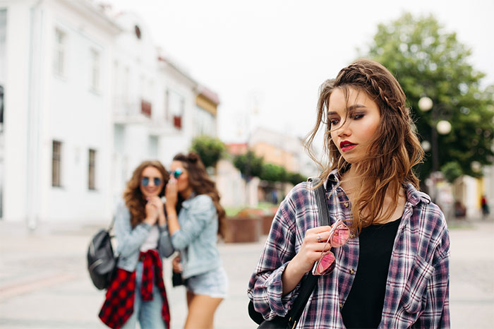 Woman Tells Friends “I’m Not A Hotel” After They Barely Include Her In Their Trips