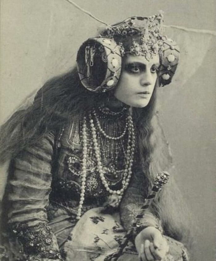 94 Weird History Pics That May Change How You See The Past