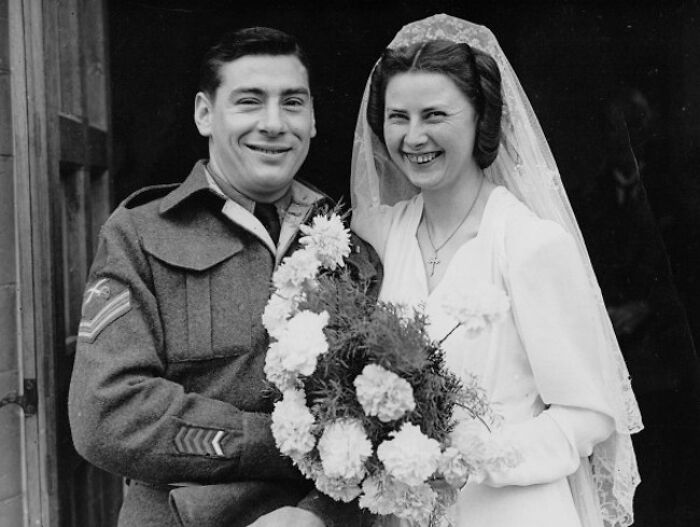 Love In The Shadow Of War: 33 Moving Wedding Photos From The 1940s