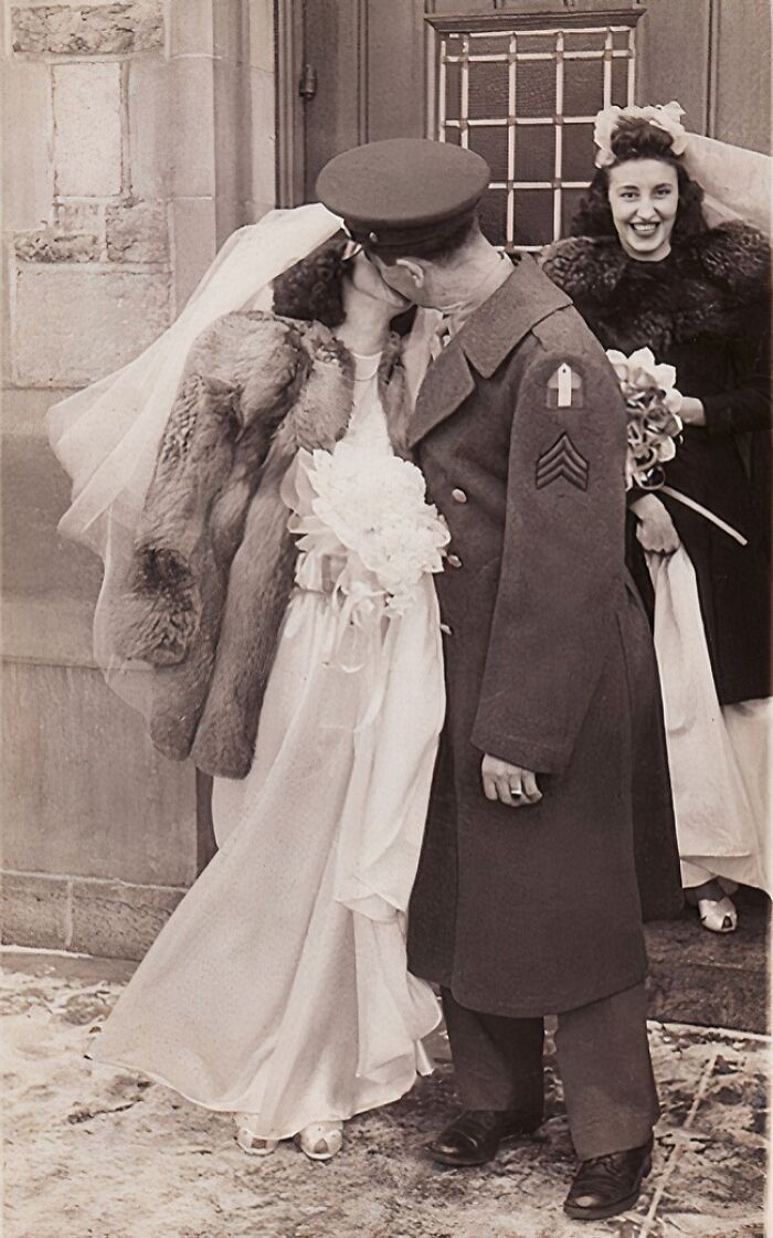 Love In The Shadow Of War: 33 Moving Wedding Photos From The 1940s