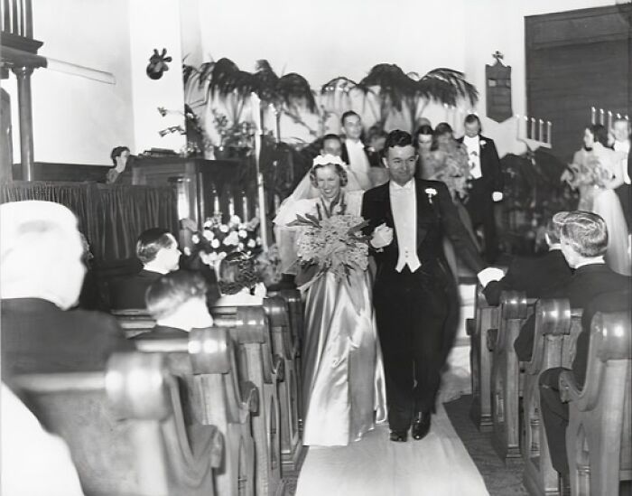 Love In The Shadow Of War: 33 Moving Wedding Photos From The 1940s