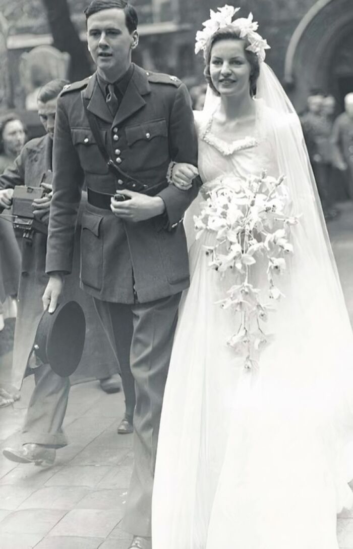 Love In The Shadow Of War: 33 Moving Wedding Photos From The 1940s