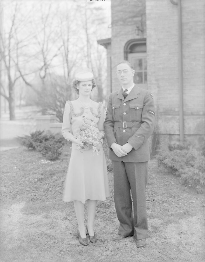 Love In The Shadow Of War: 33 Moving Wedding Photos From The 1940s