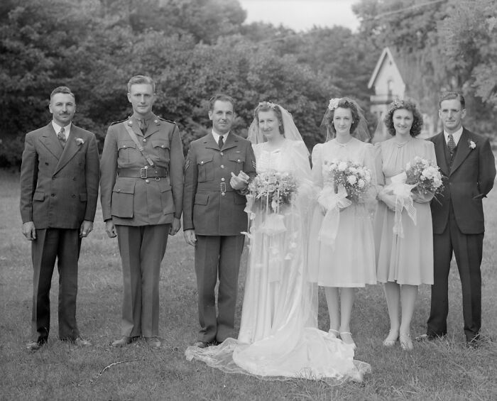 Love In The Shadow Of War: 33 Moving Wedding Photos From The 1940s