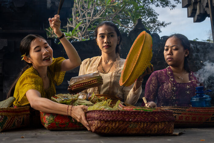 Photographer Captures People, Traditions, And Street Scenes From Around The World (50 Pics)