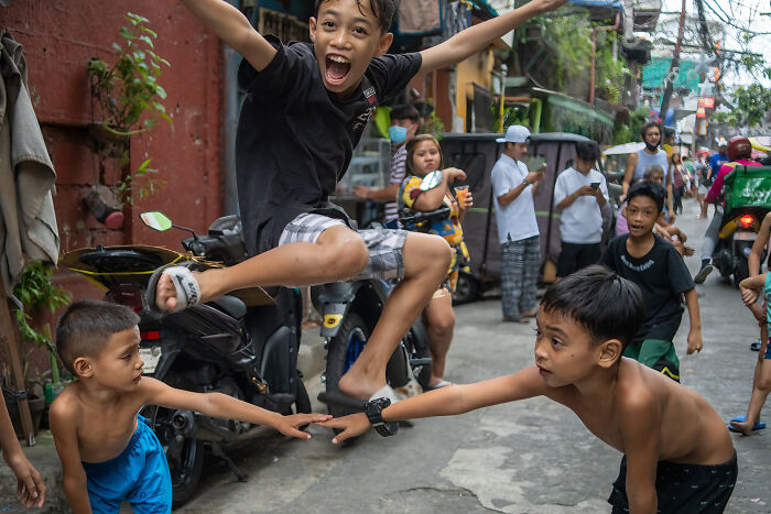 Photographer Captures People, Traditions, And Street Scenes From Around The World (50 Pics)
