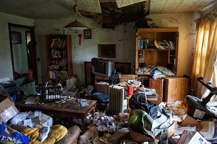 35 People Recall The Grossest, Most Unexpected Things They’ve Ever Witnessed In Strangers’ Homes