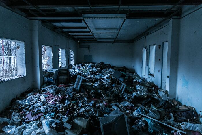 35 People Recall The Grossest, Most Unexpected Things They’ve Ever Witnessed In Strangers’ Homes