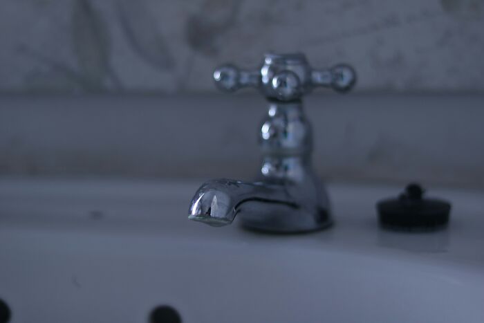 35 People Recall The Grossest, Most Unexpected Things They’ve Ever Witnessed In Strangers’ Homes