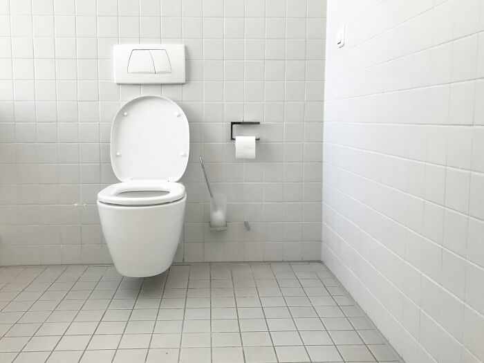 35 People Recall The Grossest, Most Unexpected Things They’ve Ever Witnessed In Strangers’ Homes
