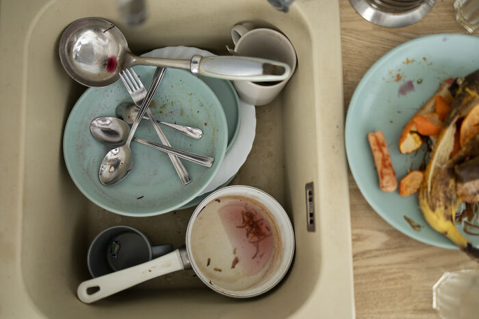 35 People Recall The Grossest, Most Unexpected Things They’ve Ever Witnessed In Strangers’ Homes