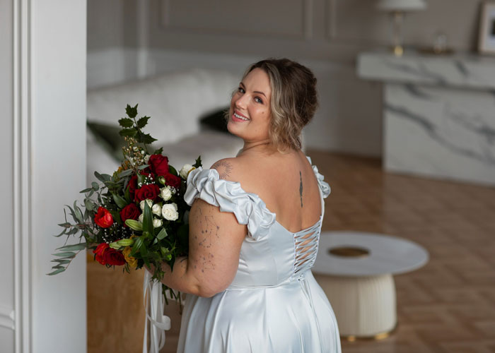 Fiancé&#8217;s Sister Keeps Fat-Shaming Woman At Wedding Dress Try On, Fiancé Disinvites His Sister