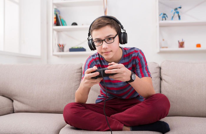 Appalling Aunt Loses It After Nephew Says There’s No Way In Hell He’s Paying Cousin’s College Fees