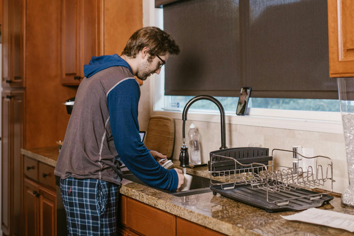 GF Horrified After Seeing BF&#8217;s Tone With His Roommate, Seeks Advice Online