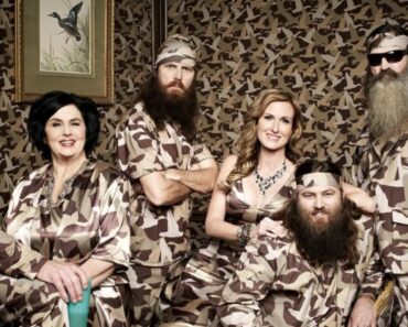 Duck Dynasty cast posing for a picture