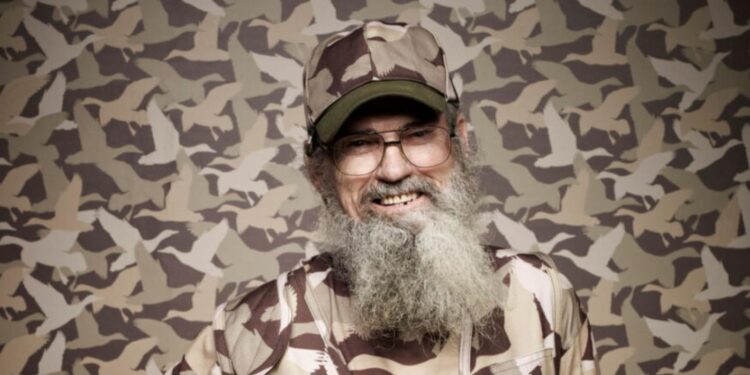 Si Robertson for Duck Dynasty promotional image
