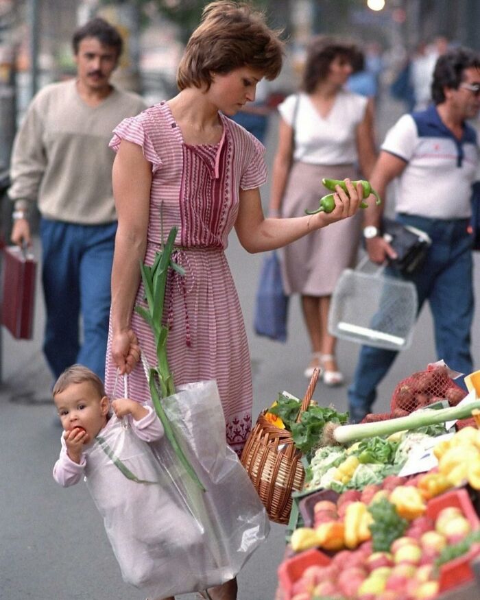 110 Powerful Street Photos That Reveal The Beauty Of Everyday Life
