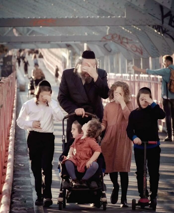 110 Powerful Street Photos That Reveal The Beauty Of Everyday Life