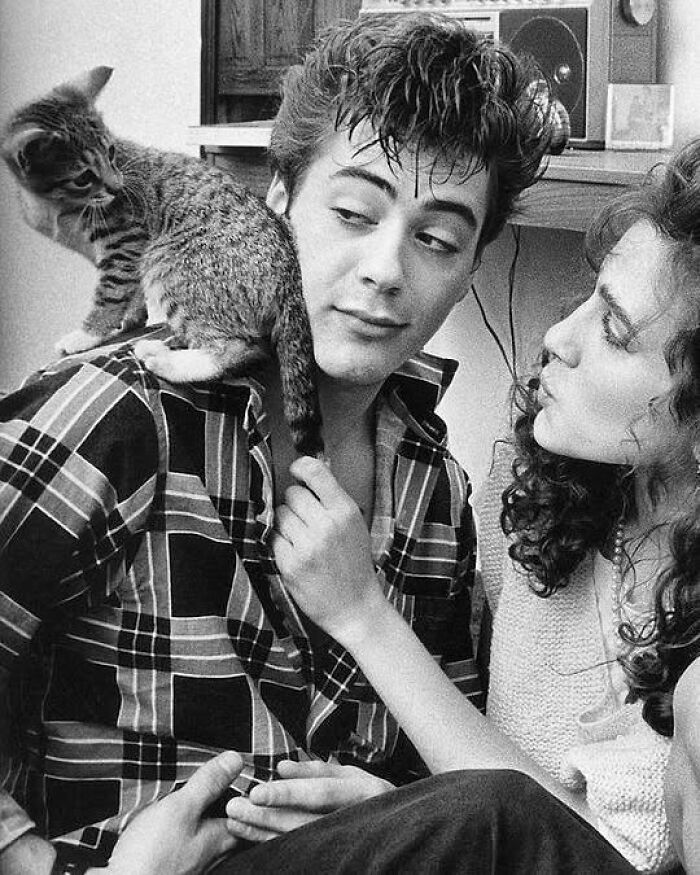 53 Vintage Cat Photos Featuring Celebrities, Historical Moments, And Pure Feline Magic