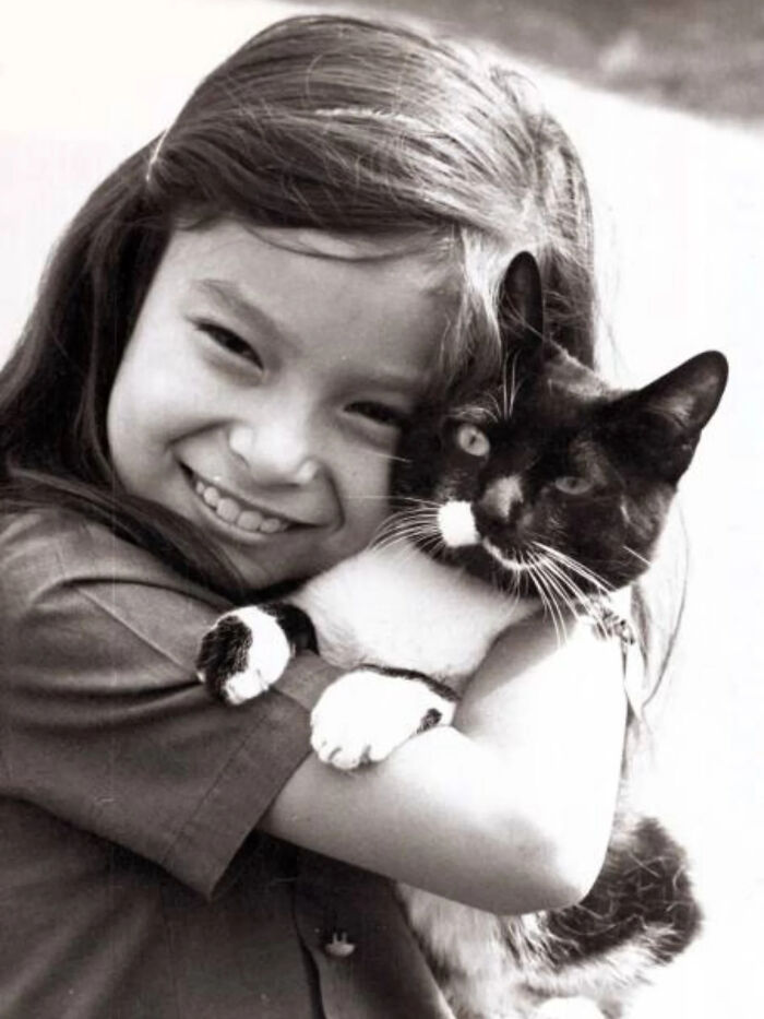 53 Vintage Cat Photos Featuring Celebrities, Historical Moments, And Pure Feline Magic