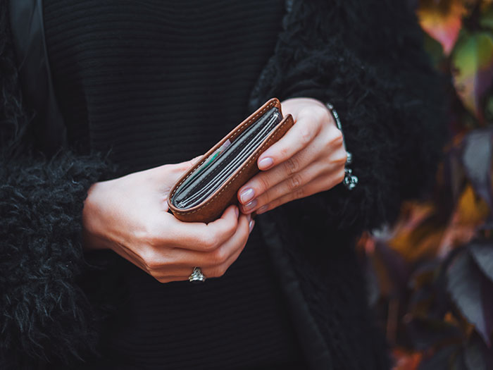 69 Habits People Who Used To Be Poor Can&#8217;t Get Rid Of