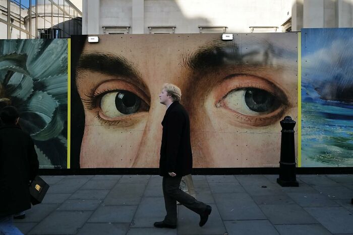 38 Perfectly Timed Street Photos That Might Make You Look Twice