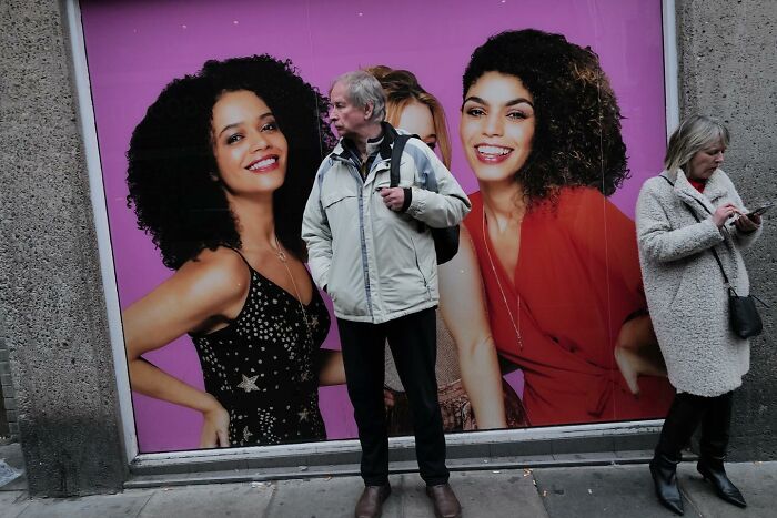 38 Perfectly Timed Street Photos That Might Make You Look Twice