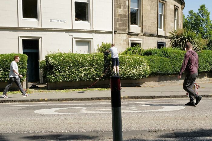 38 Perfectly Timed Street Photos That Might Make You Look Twice