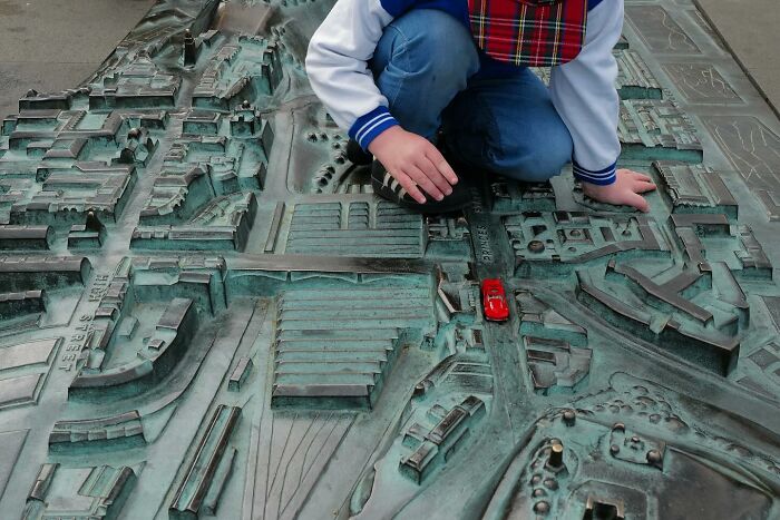 38 Perfectly Timed Street Photos That Might Make You Look Twice