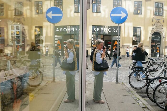 38 Perfectly Timed Street Photos That Might Make You Look Twice