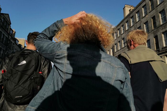 38 Perfectly Timed Street Photos That Might Make You Look Twice