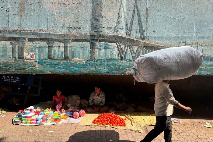 38 Perfectly Timed Street Photos That Might Make You Look Twice